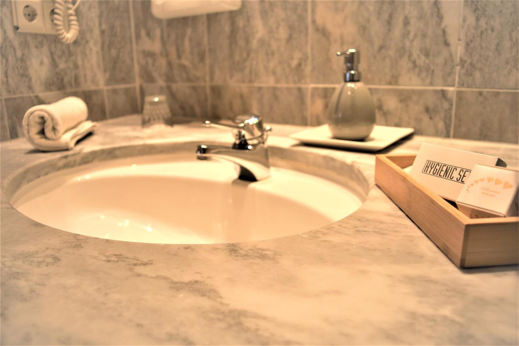 Hotel Zum Braeu Kinding Bagian luar foto