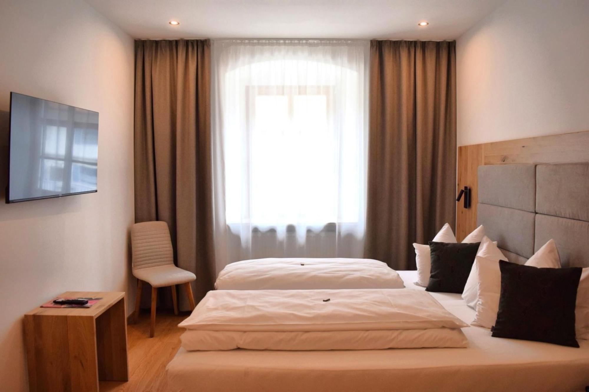 Hotel Zum Braeu Kinding Bagian luar foto