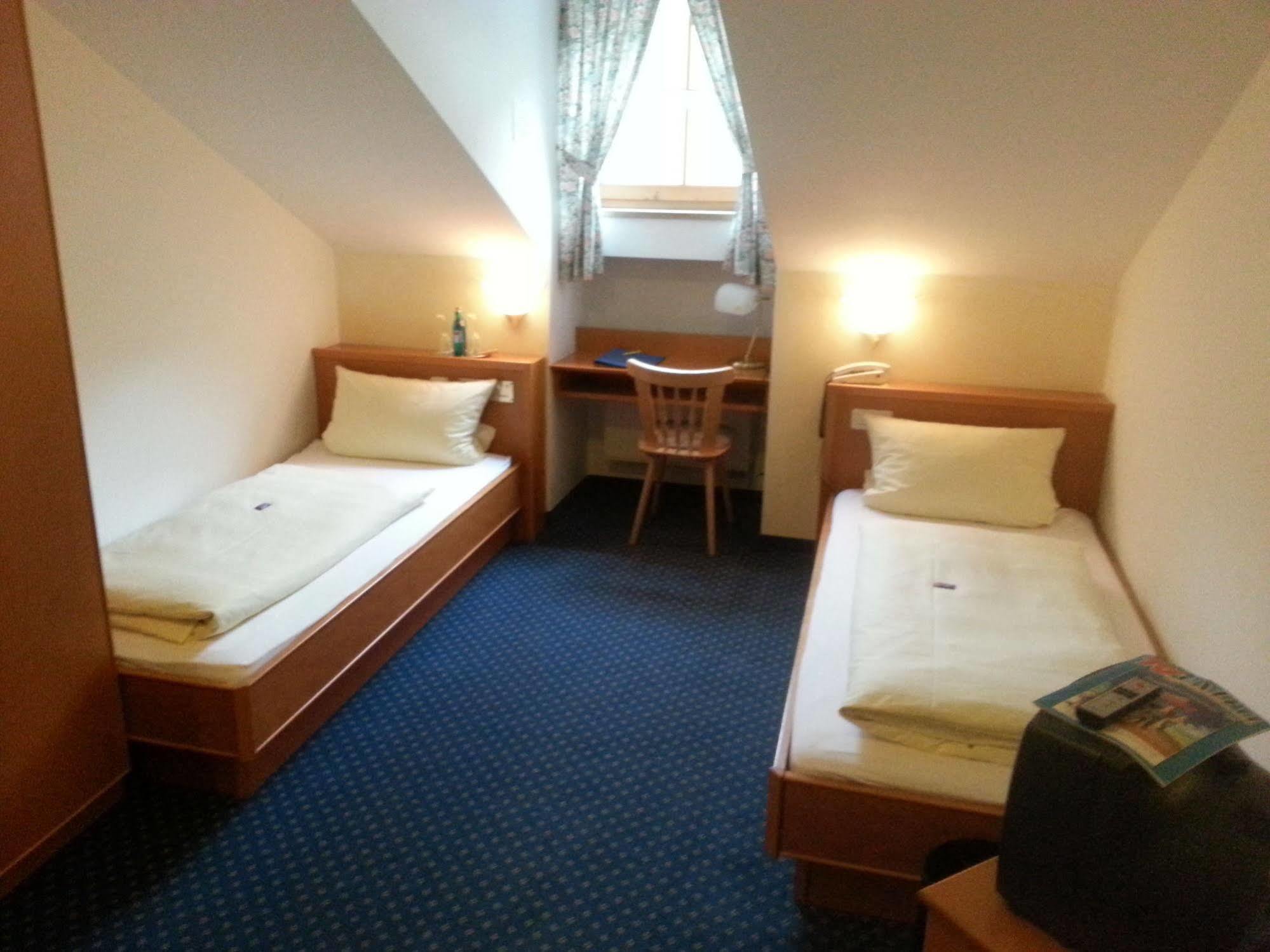 Hotel Zum Braeu Kinding Bagian luar foto